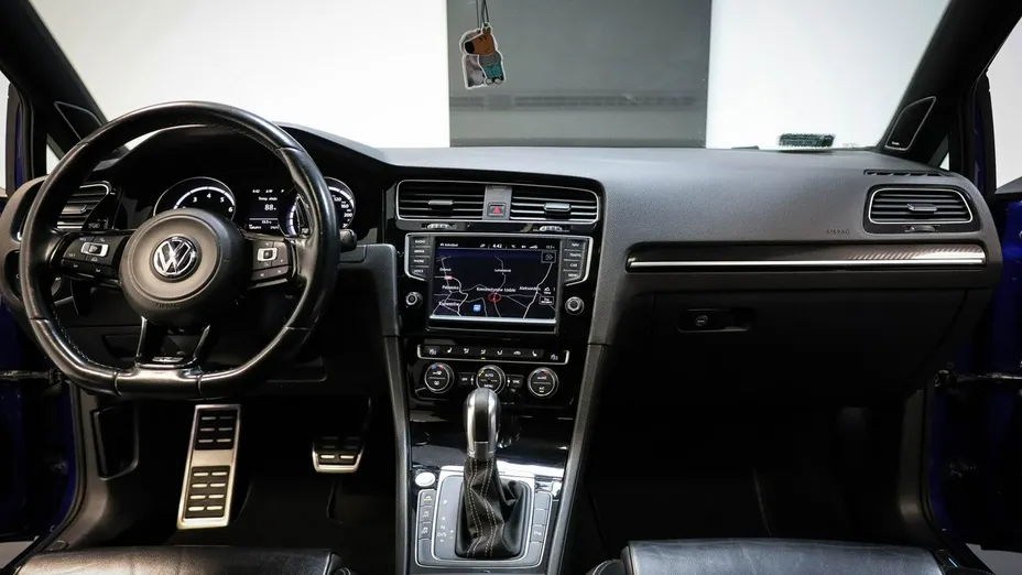 VOLKSWAGEN Golf -