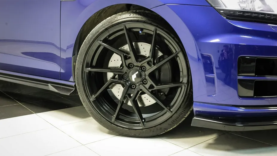 VOLKSWAGEN Golf -