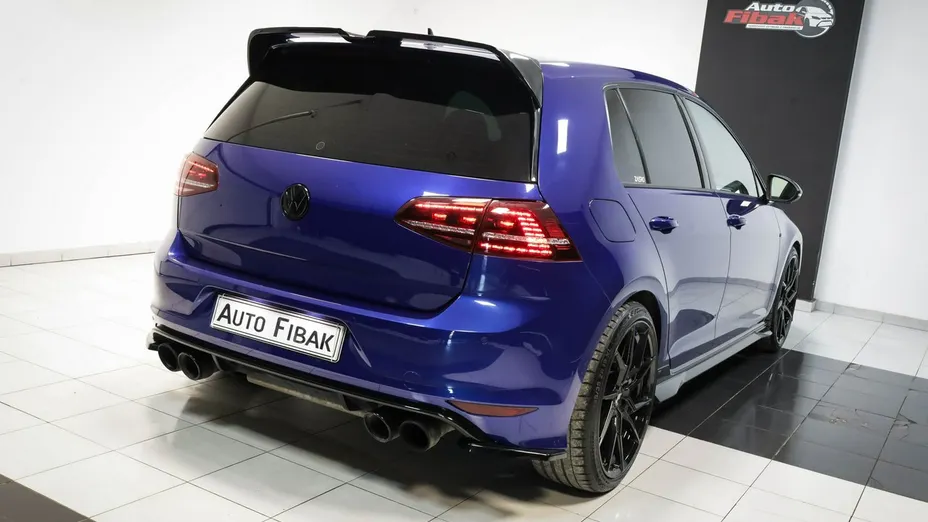 VOLKSWAGEN Golf -