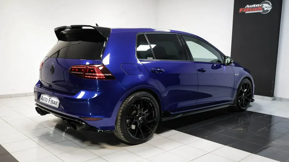 VOLKSWAGEN Golf -