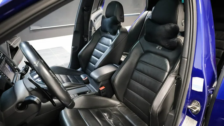 VOLKSWAGEN Golf -
