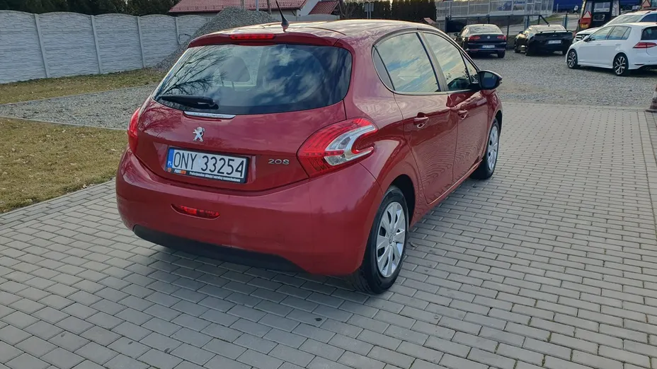 PEUGEOT 208 -