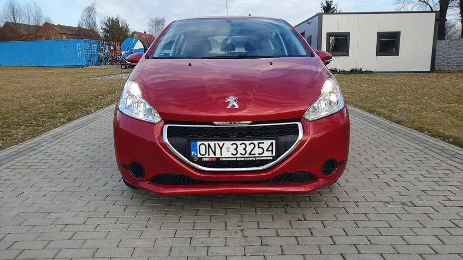 PEUGEOT 208 -