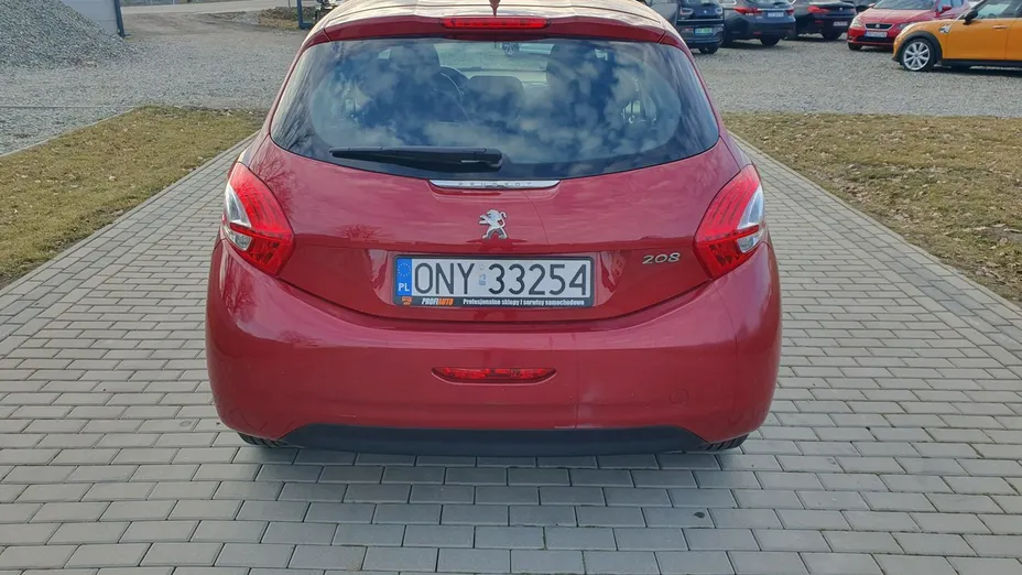 PEUGEOT 208 -