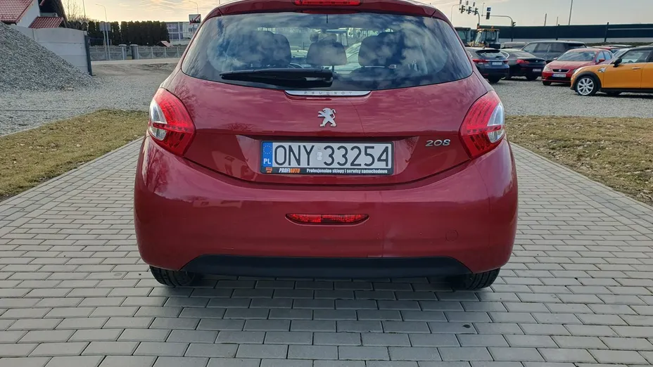PEUGEOT 208 -