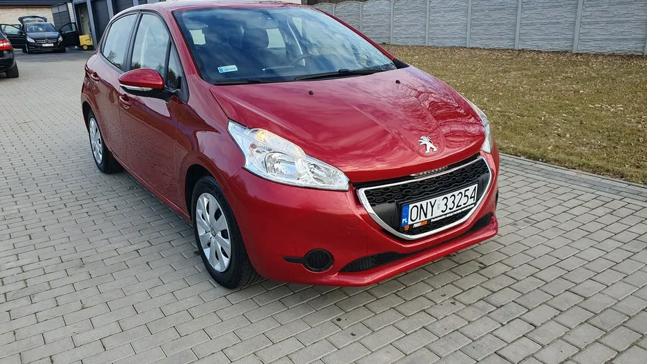 PEUGEOT 208 -