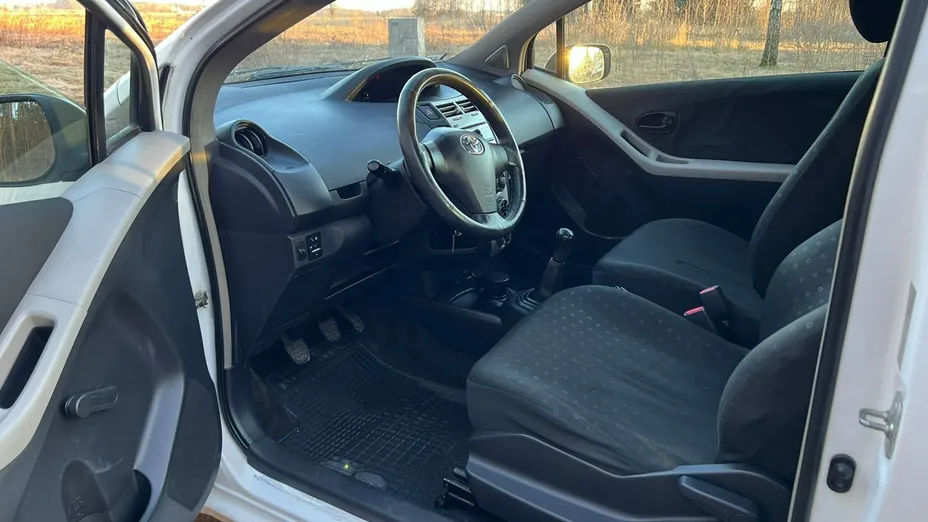 TOYOTA Yaris -