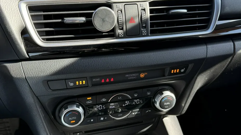 MAZDA 3 -