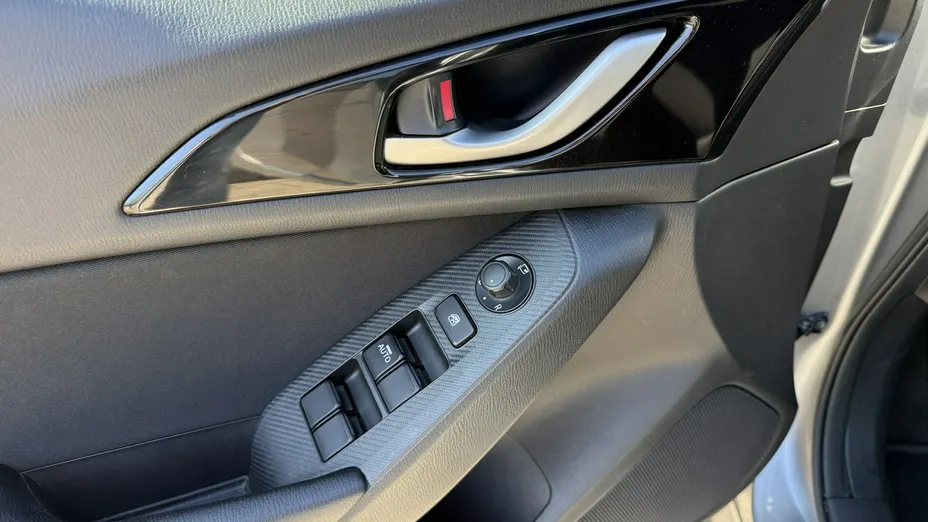 MAZDA 3 -