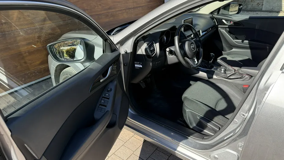 MAZDA 3 -