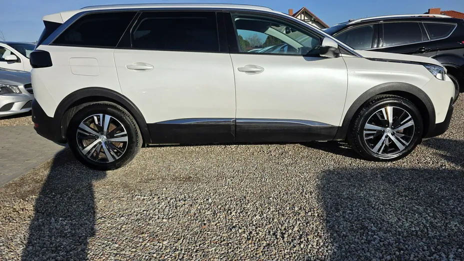 PEUGEOT 5008 -