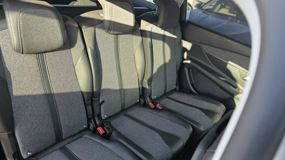 PEUGEOT 5008 -