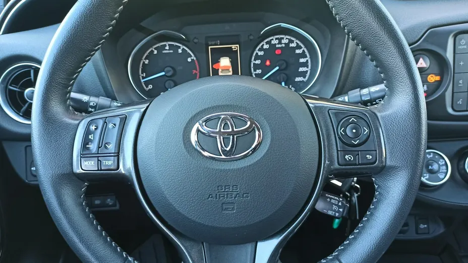 TOYOTA Yaris -