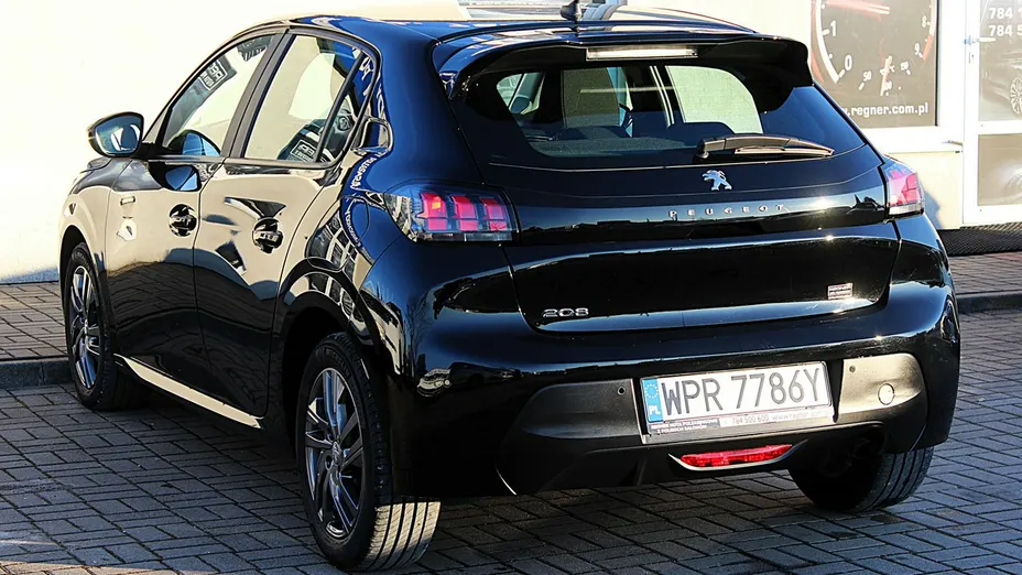 PEUGEOT 208 -