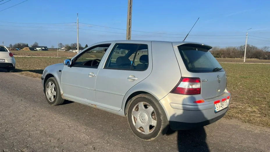 VOLKSWAGEN Golf -