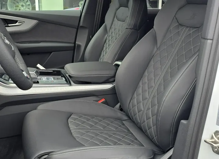 AUDI Q7 -