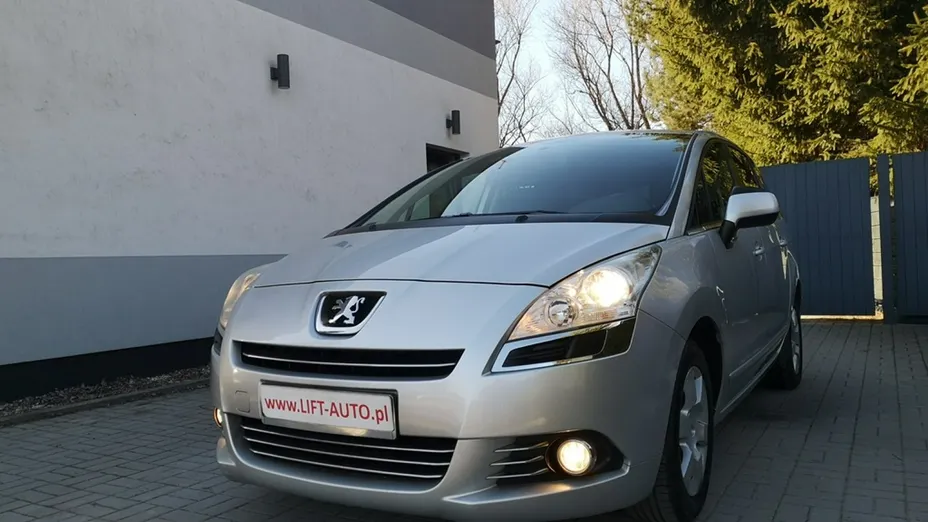 PEUGEOT 5008 -