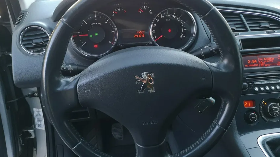 PEUGEOT 5008 -