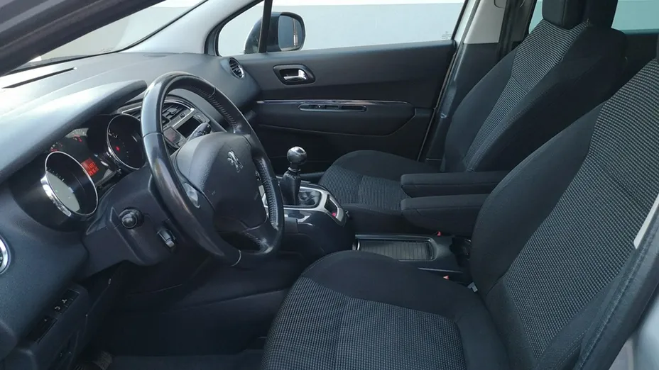 PEUGEOT 5008 -
