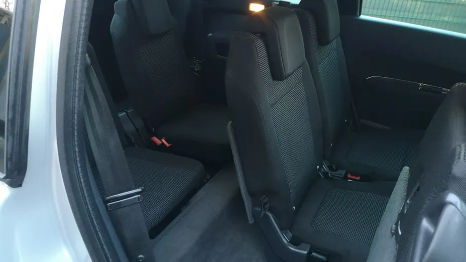 PEUGEOT 5008 -