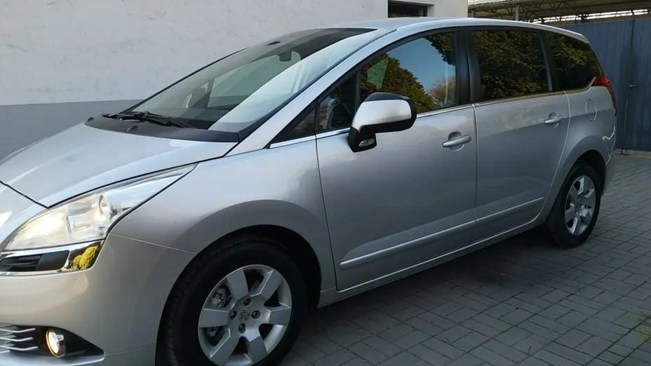 PEUGEOT 5008 -