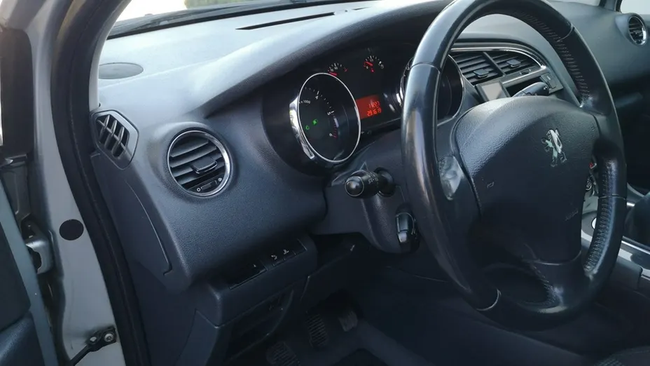 PEUGEOT 5008 -