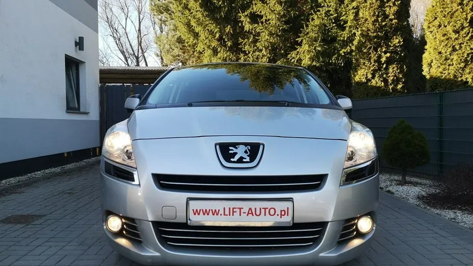 PEUGEOT 5008 -