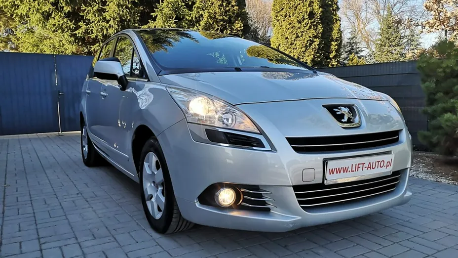 PEUGEOT 5008 -
