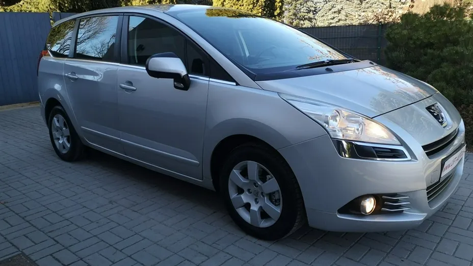 PEUGEOT 5008 -