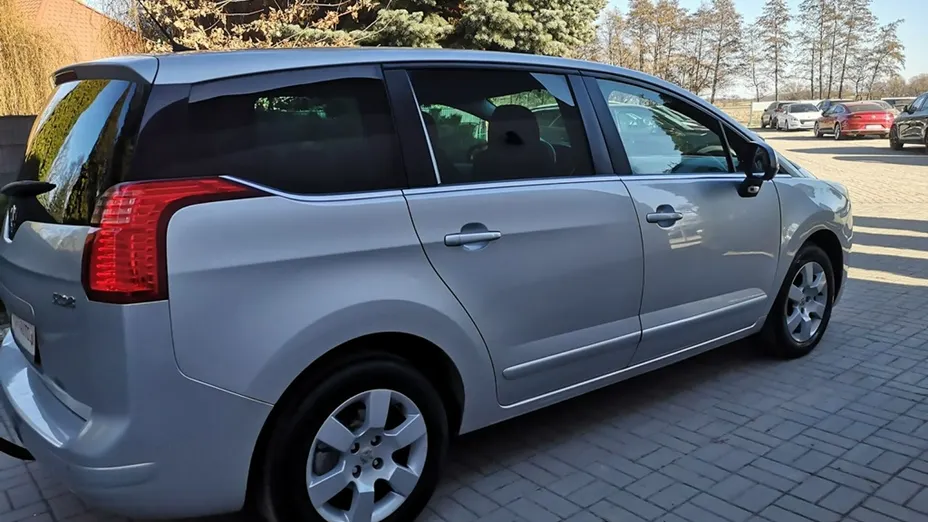 PEUGEOT 5008 -