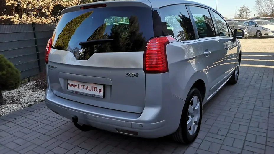 PEUGEOT 5008 -