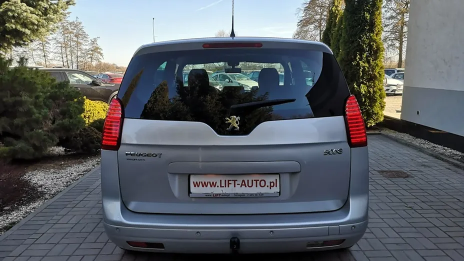PEUGEOT 5008 -