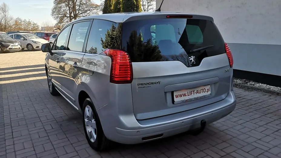 PEUGEOT 5008 -