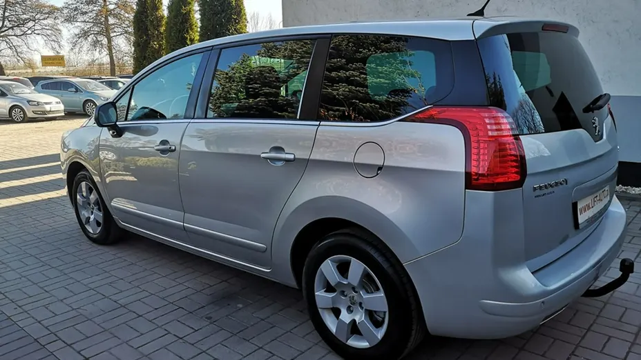 PEUGEOT 5008 -
