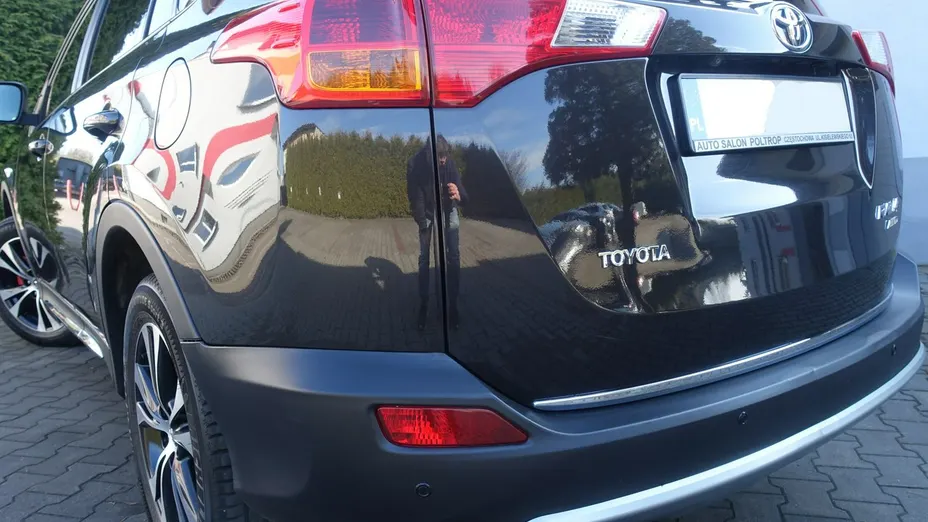 TOYOTA RAV4 -