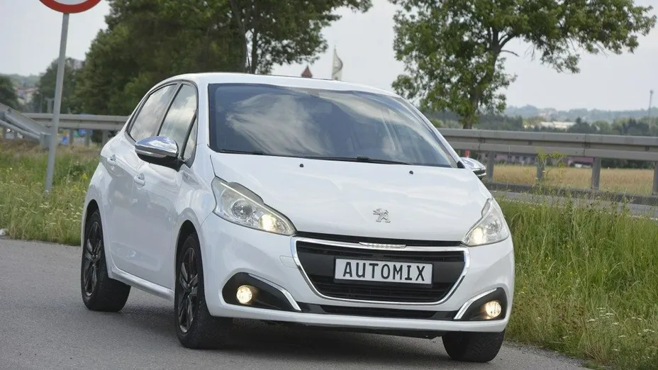 PEUGEOT 208 -