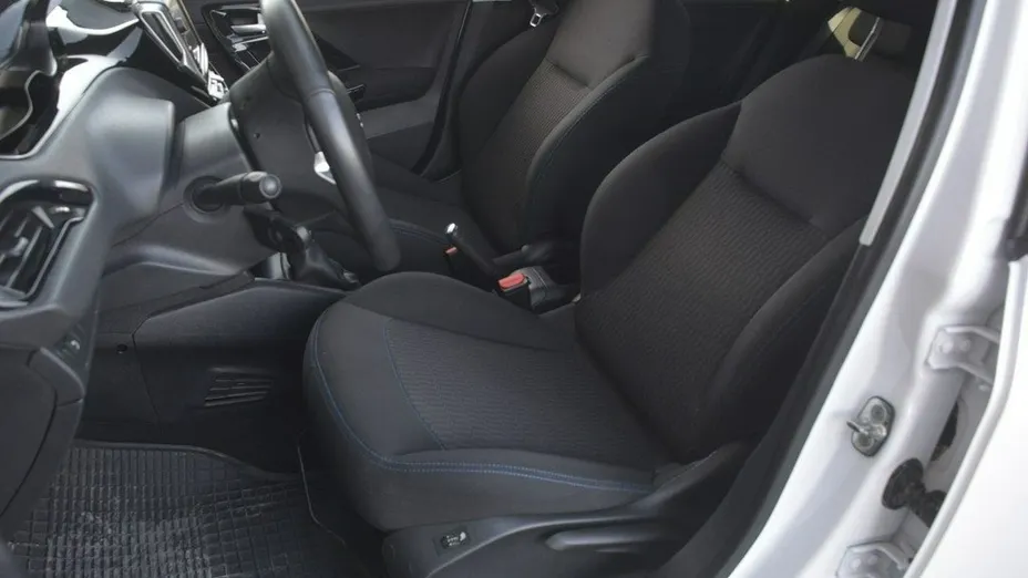 PEUGEOT 208 -