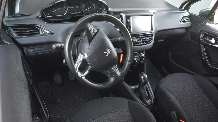 PEUGEOT 208 -