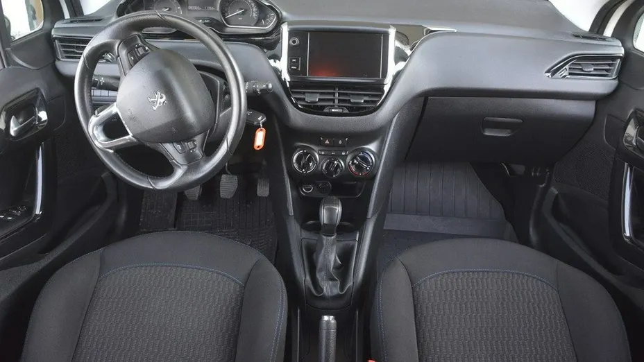 PEUGEOT 208 -