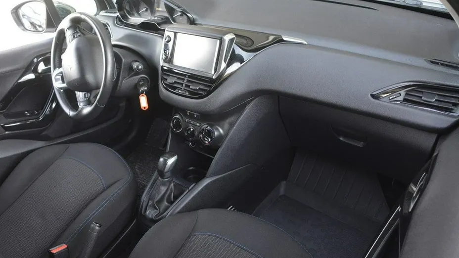 PEUGEOT 208 -