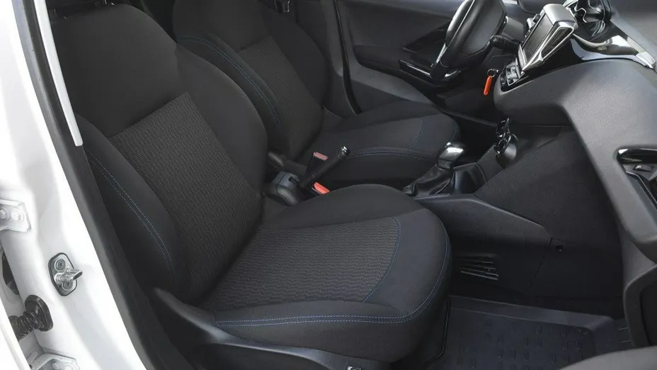 PEUGEOT 208 -