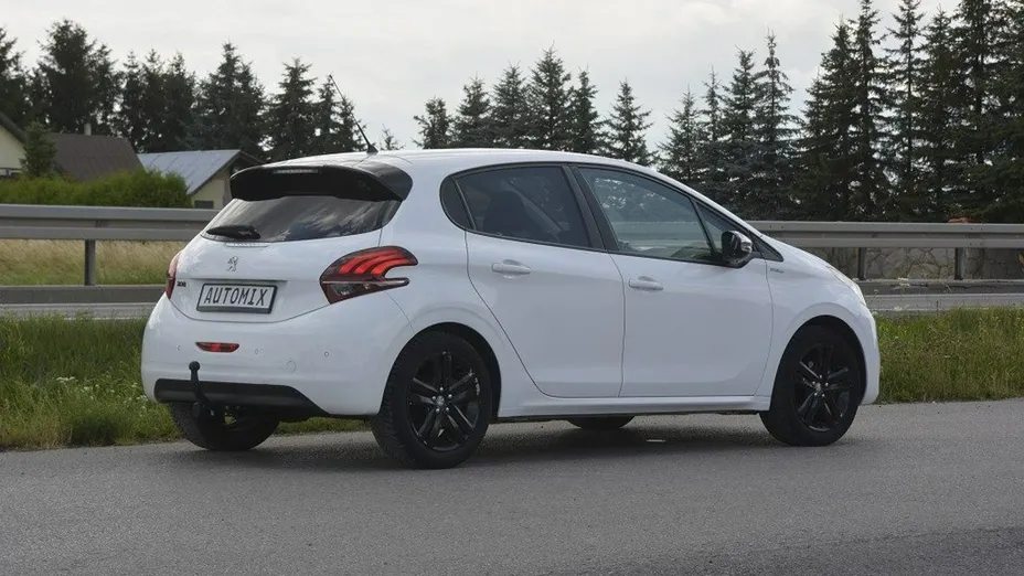 PEUGEOT 208 -