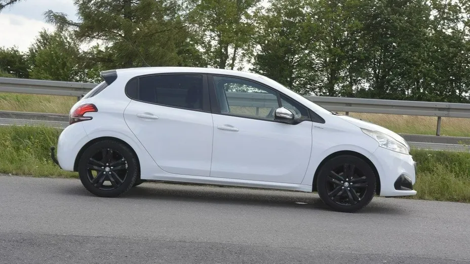 PEUGEOT 208 -