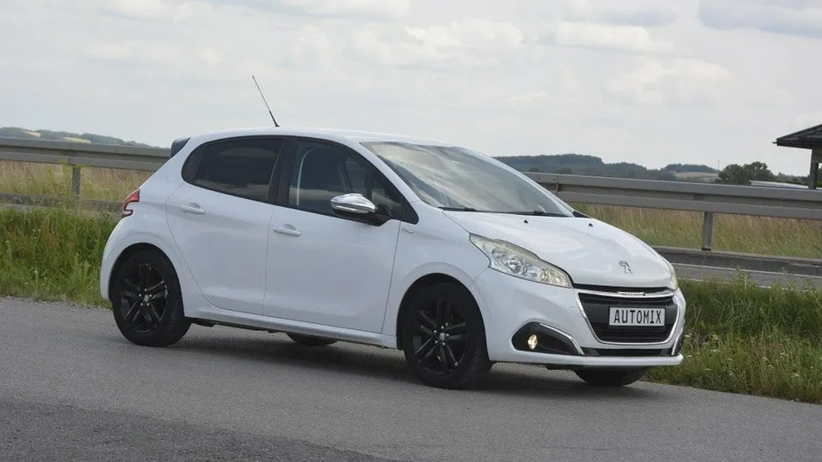 PEUGEOT 208 -