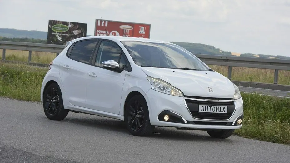 PEUGEOT 208 -