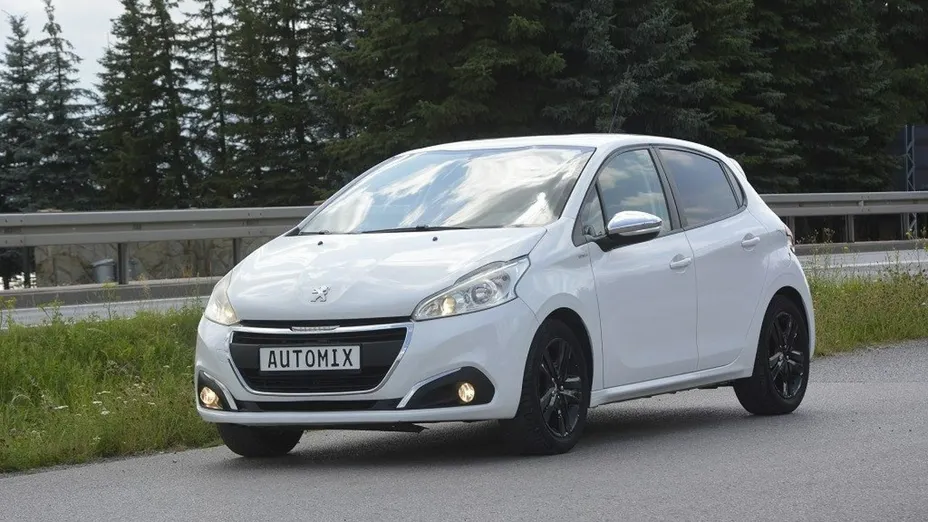 PEUGEOT 208 -