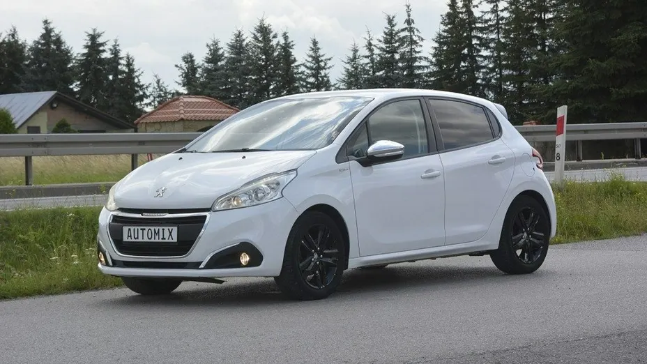 PEUGEOT 208 -