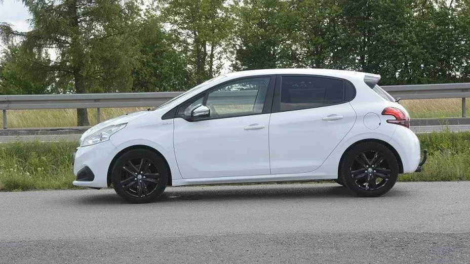 PEUGEOT 208 -