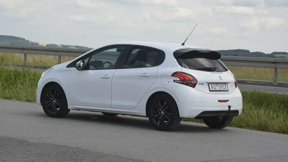 PEUGEOT 208 -