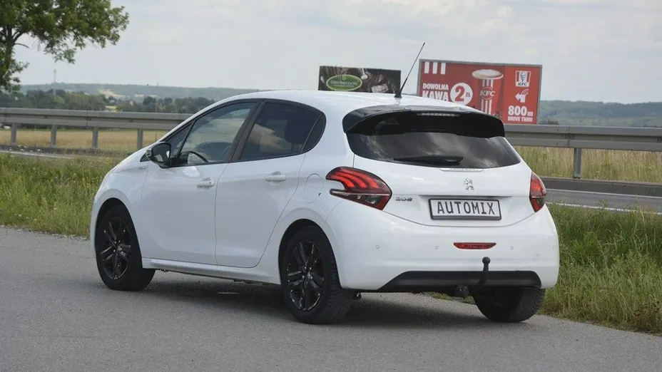 PEUGEOT 208 -